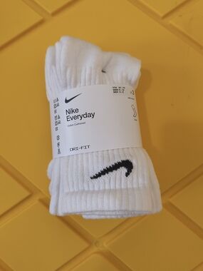 Nike Everyday Dri-FIT Crew Socks - White with Black Swoosh